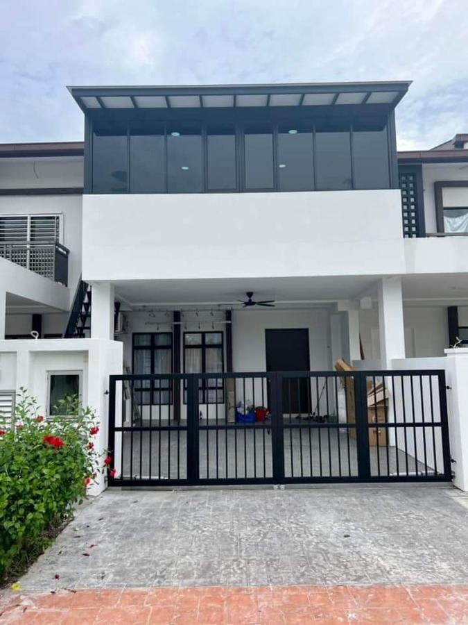 Faridz Homestay At Myra Saujana Kampong Simpang Empat Esterno foto