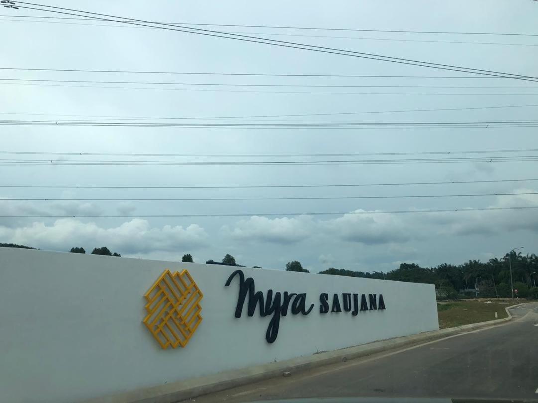 Faridz Homestay At Myra Saujana Kampong Simpang Empat Esterno foto