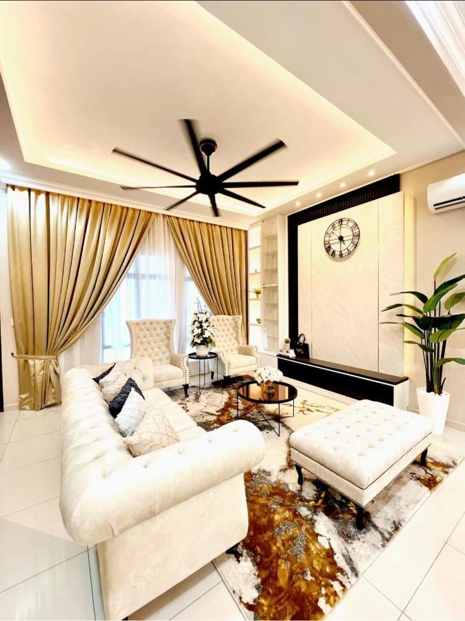 Faridz Homestay At Myra Saujana Kampong Simpang Empat Esterno foto