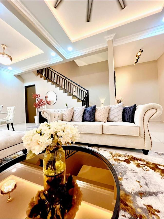 Faridz Homestay At Myra Saujana Kampong Simpang Empat Esterno foto