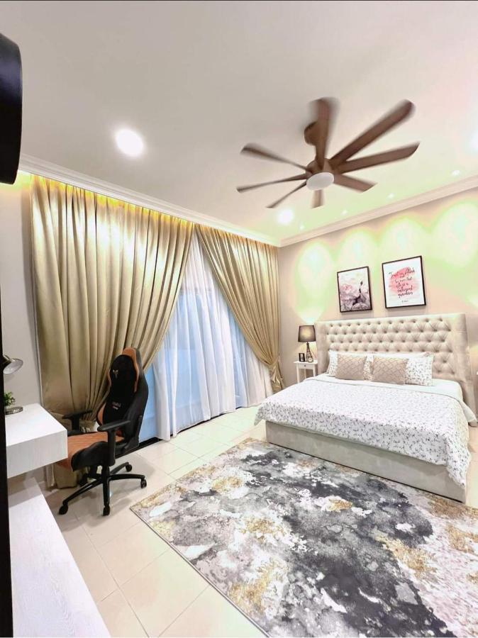 Faridz Homestay At Myra Saujana Kampong Simpang Empat Esterno foto