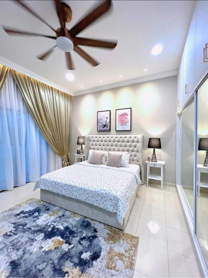Faridz Homestay At Myra Saujana Kampong Simpang Empat Esterno foto