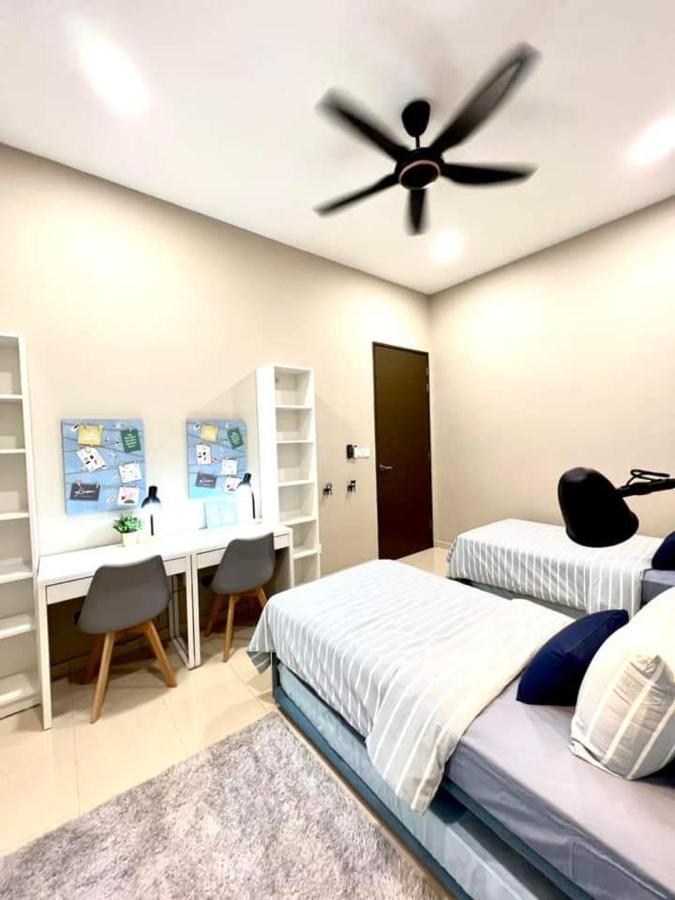 Faridz Homestay At Myra Saujana Kampong Simpang Empat Esterno foto