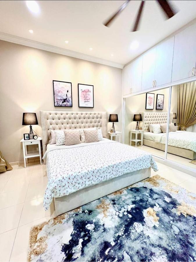 Faridz Homestay At Myra Saujana Kampong Simpang Empat Esterno foto